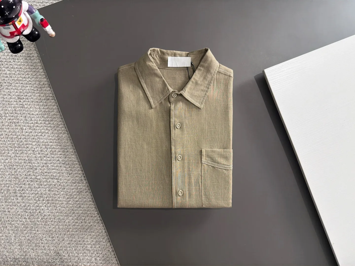 Next day shipment P195 Balenciaga 2025 Autumn and Winter New Arrival shirt, casual Versatile long-sleeved shirt, with a new style interpretation and eye-catching earth tones, the fashion trend index of the entire shirt immediately soared! Made of imported 100% poplin pure cotton material, the light, silky and lustrous silk fabric properties bring an unusual high-end visual sense, and the upper body comfort is needless to say. The hand-tailored pieces are unique in the market! Technological electrostatic pressure spraying machine. The fluff is attracted by the plant body due to the different electric potential. It accelerates vertically and flies up to the pattern that has been scraped and primed. It is then dried in a high-temperature pipe oven to increase the fastness. The fashionable small pointed collar is paired with a flat-angled hem design, which is simple and capable overall! Sizes:M-3XL
